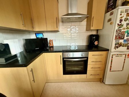 2 bedroom semi-detached house to rent - Photo 5