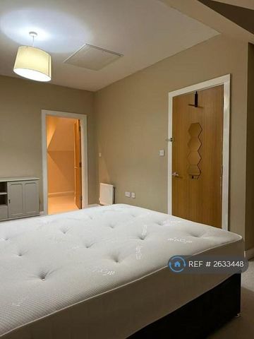 1 bedroom in a house share to rent - Photo 2