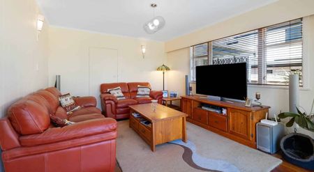 Two bedroom house with a private backyard - Photo 2