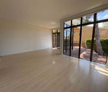 Stylish & Spacious 3-Bedroom Townhouse in Croydon - Photo 2