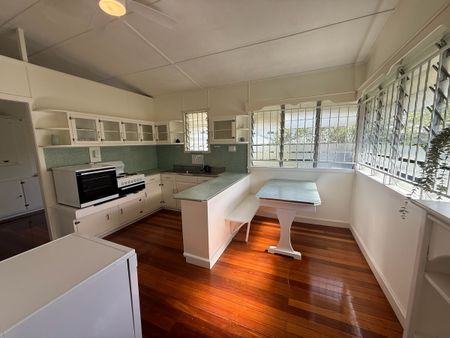 Queenslander Home located in lovely Crawford Road! - Photo 5