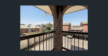 Fantastic location with 2 bedrooms and rear courtyard - Photo 4