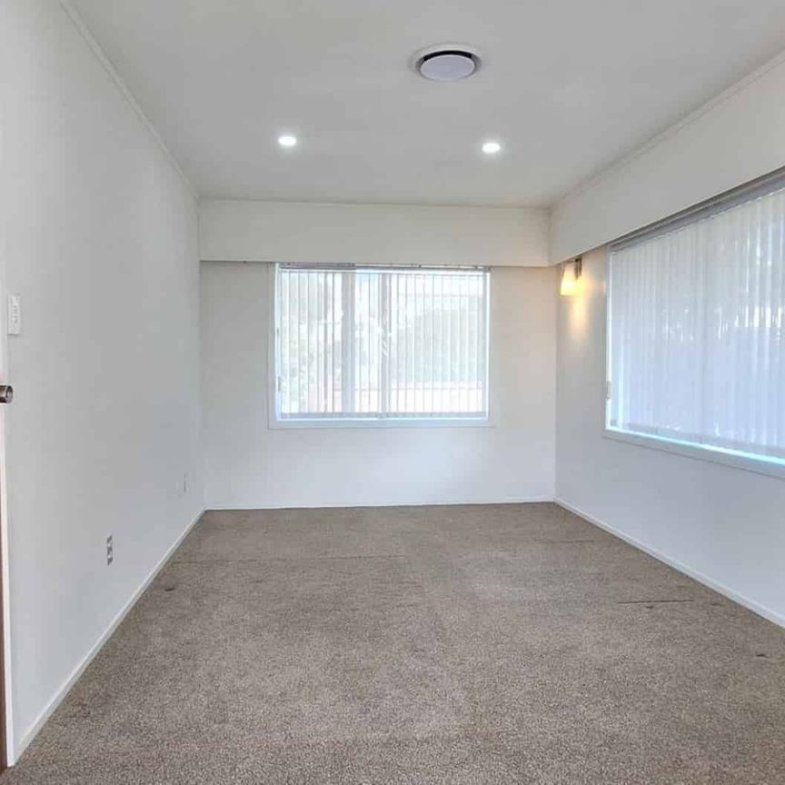 Stunning 5-Bedroom Home with Sea Views at Rothesay Bay - Photo 1