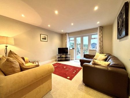 Banbury Road, Stratford-upon-Avon, CV37 - Photo 2