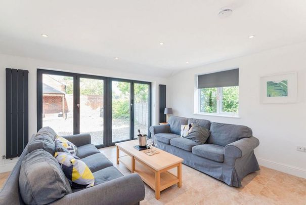 1 bedroom in a house share to rent - Photo 1