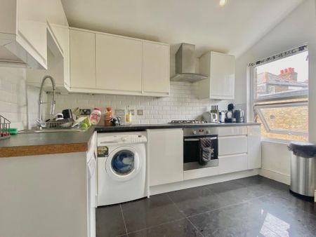 4 bedroom flat to rent - Photo 4