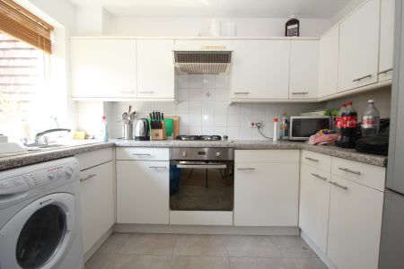 West Hill Road, Woking - 2 bedrooms Property for lettings - Seymours - Photo 4