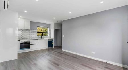 Mount Albert Gem: Spacious 3-Bedroom Townhouse with Garage - Photo 3