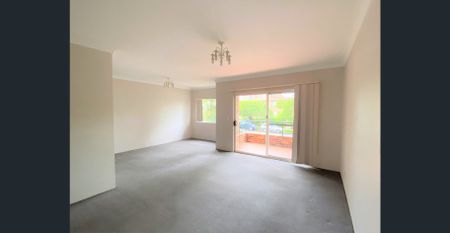 Spacious 2 Bedroom Apartment with lock up garage! - Photo 2