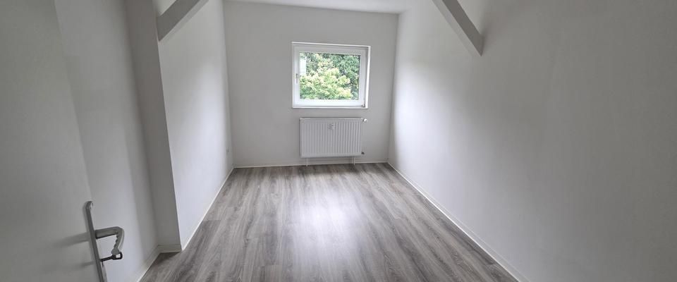 Gemütliche 3-Zimmer-Dachgeschosswohnung mit Einbauküche in Chemnitz-Hilbersdorf! - Foto 1