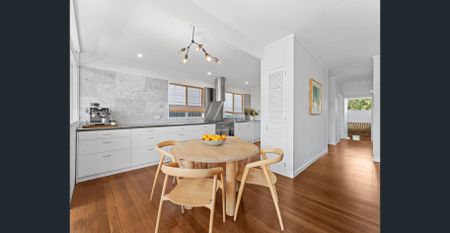 🌿 Modern Family Living in the Heart of Graceville - Photo 4