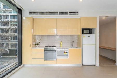 Stylish North-Facing Apartment in a Premier Lakeside Precinct - Photo 3