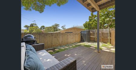 RENOVATED 3 BEDROOM TOWNHOUSE - SMALL PET CONSIDERED - Photo 4