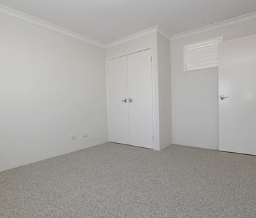 IDEALLY POSITIONED REFURBISHED TOWNHOUSE - Photo 6