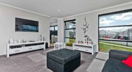 Spacious 4 Bedroom Home in Silverdale for Rent - Photo 2