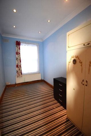 2 Bed Flat, St. Albans Road, IG3 - Photo 3