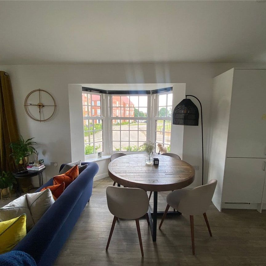 Modern well presented two bedroom apartment with own front door. - Photo 1