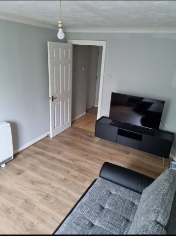 1 Bed Flat, Rothesay Court, SE6 - Photo 2