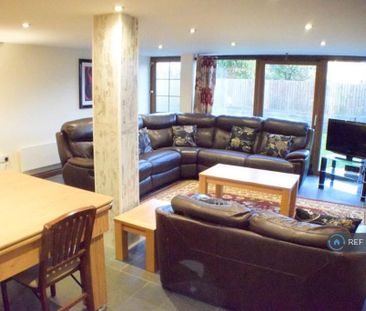 2 bedroom flat to rent - Photo 2