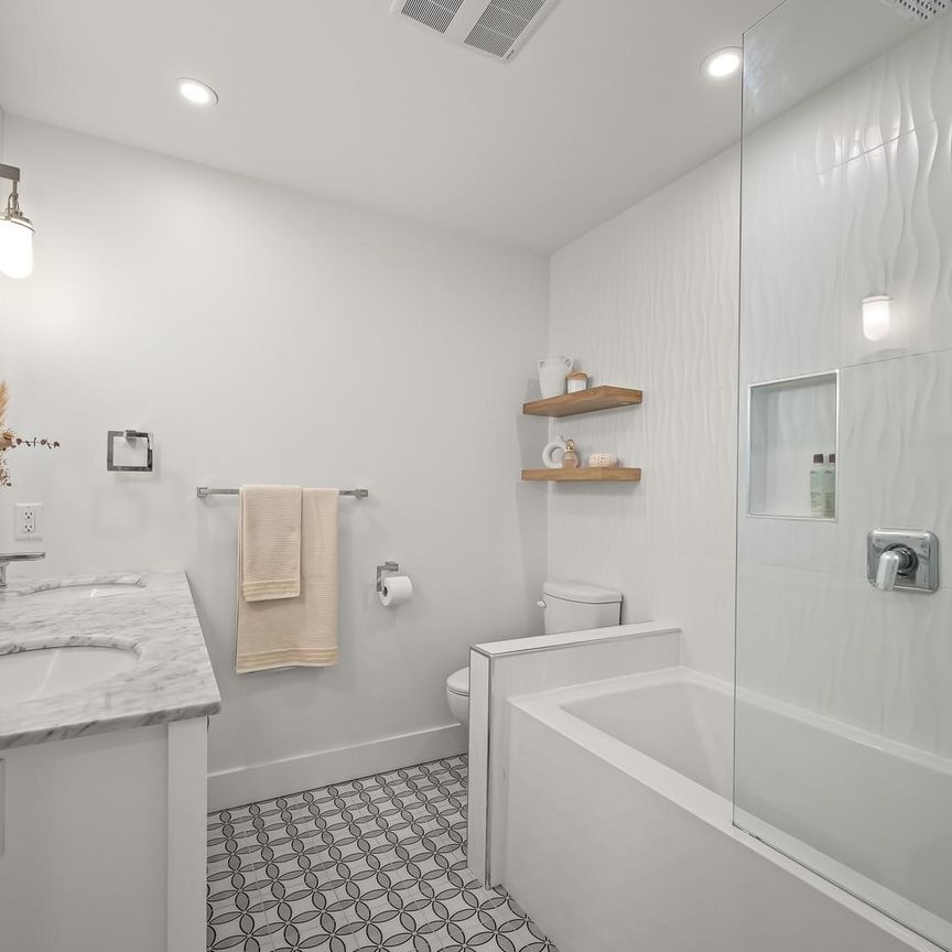 Water Front Comox House 2bed 2 bath - Photo 1