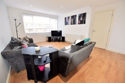 3 bedroom House in Willow Close, Leeds - Photo 3
