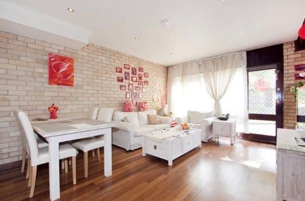 Perfect location- Don't miss out on making this home yours! - Photo 1