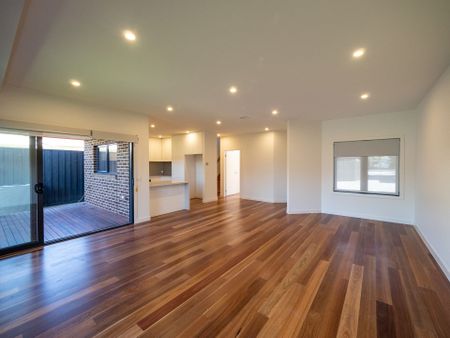 2/1258 North Road, Oakleigh South VIC 3167 - House For Rent | Domain - Photo 3