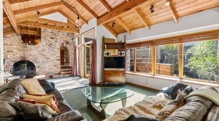 Magical, architectural gem in leafy Epsom - Photo 4