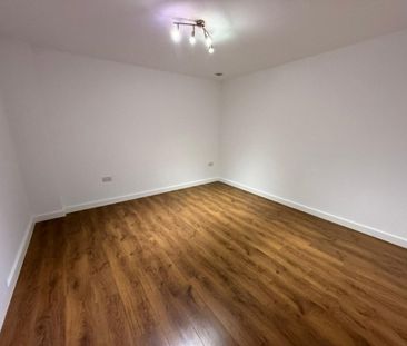 PETERBOROUGH - Photo 2