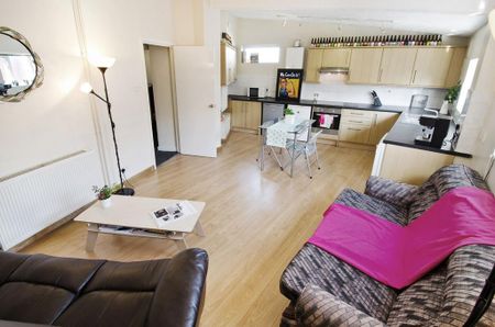 4 bedroom flat to rent - Photo 2