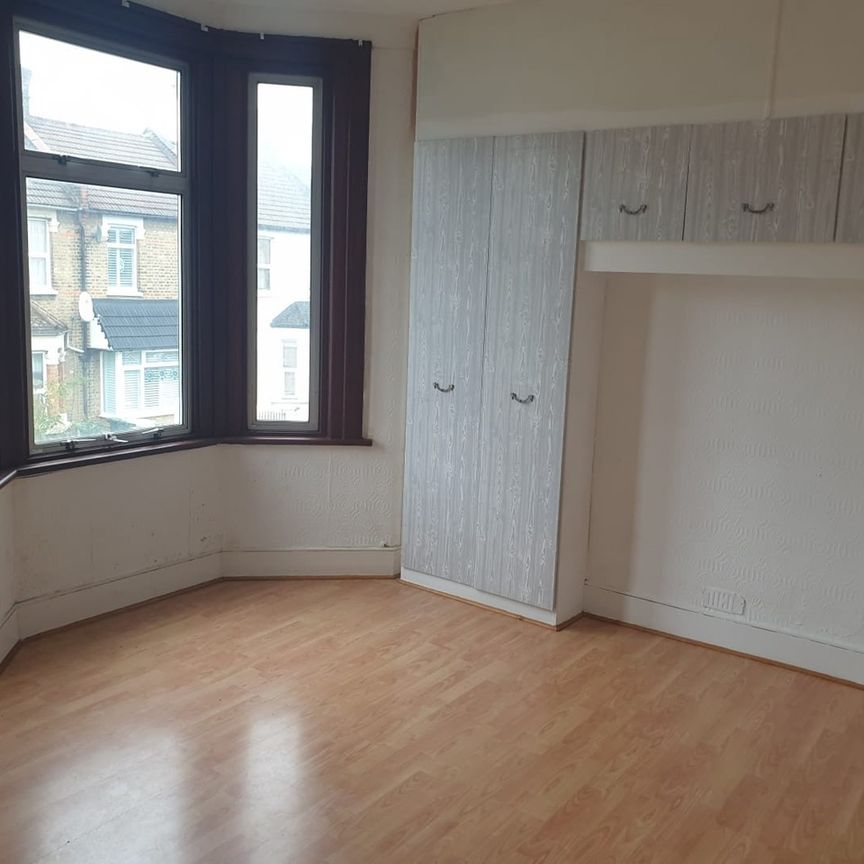 Room in a Shared House, Lichfield Road, E6 - Photo 1