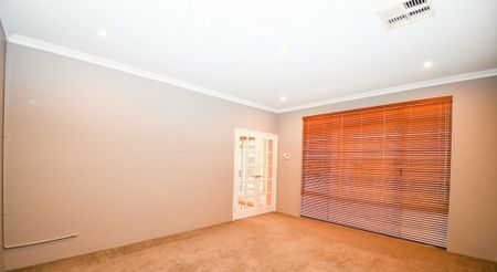 Stunning Family Home in Wannanup - Photo 2