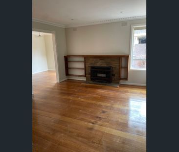 Three bedroom house and garage - Photo 1