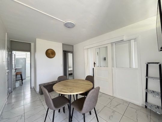 Location Appartement 5 pièces 65m² LES ABYMES 97139 - Photo 1