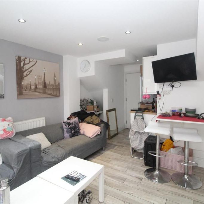 6 bedroom terraced house to rent - Photo 1