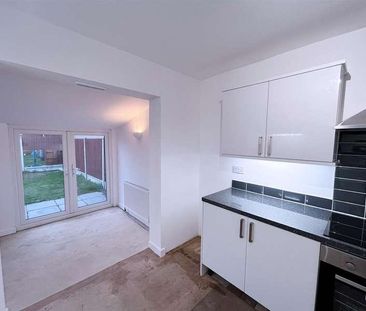 King Edward Avenue, Rainham, RM13 - Photo 2