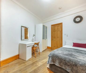 3 bedroom flat in London - Photo 6