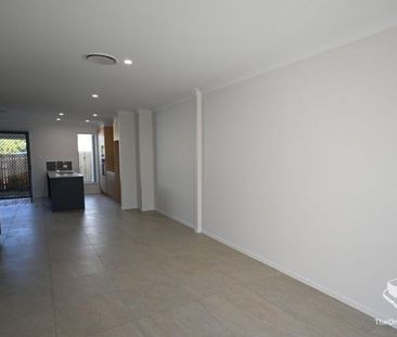 LUXURY 4 BEDROOM TOWNHOUSE 2 LIVING AREAS - Photo 1