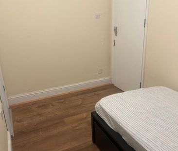 Bedsit, Spencer Road, W3 - Photo 1