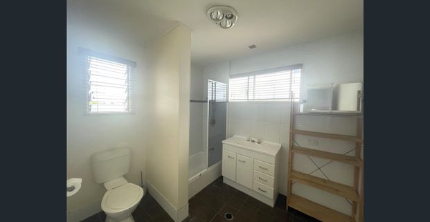 RIGHT ON THE WATERFRONT ! - Photo 1