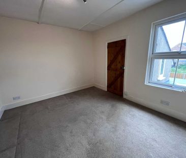 2 bed Terraced for rent - Photo 2