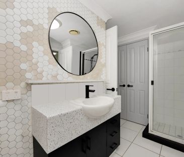 Modern 2-Bedroom Unit with Pool – Close to City and The Strand - Photo 5