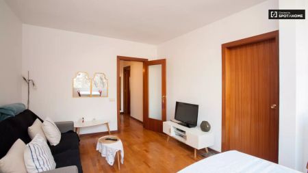 Double bed in Room for rent in stylish 2-bedroom apartment in Eixample Dreta - Photo 2