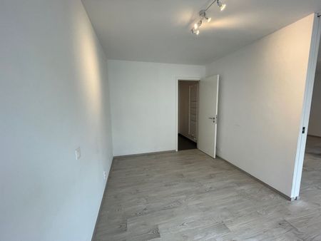 Mooi instapklaar appartement op het tweede verdiep met zicht op het pittoreske kerkplein. Midden in het commercieel centrum en op wandelafstand van de zee. - Foto 4