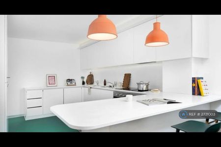 1 bedroom in a flat share to rent - Photo 2