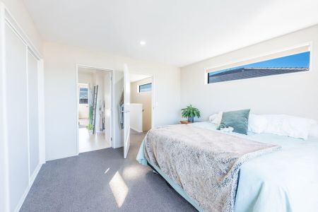 Immaculate 3 bedroom townhouse with garage! - Photo 5