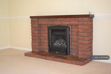 4 bedroom detached house to rent - Photo 2