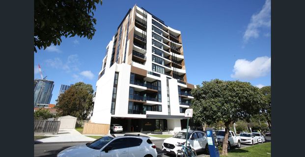 Good size two bedroom apartment in Box Hill Centre - Photo 1