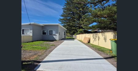 Fully Renovated 1-Bedroom Flat – Just 200m from the Beach! - Photo 3