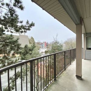 Spacious 2 bedroom + 2 bath suite next to Richmond Centre & Minoru!! - Photo 2